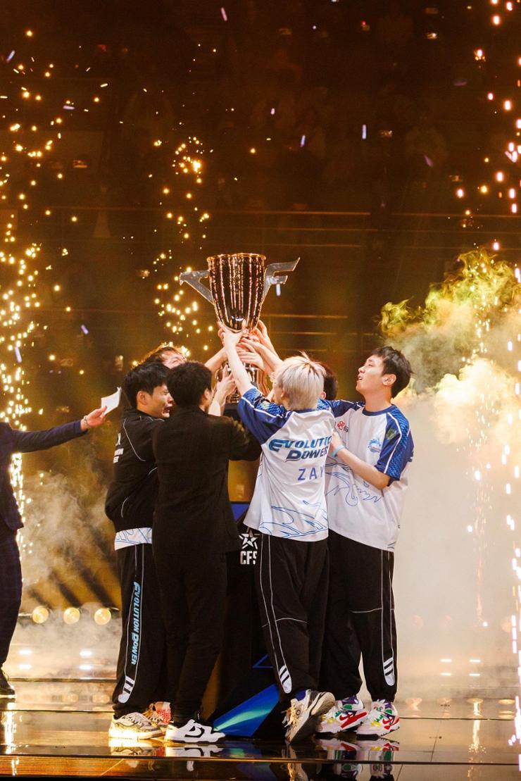 Các thành viên của đội Evolution Power Gaming đến từ Trung Quốc ăn mừng sau khi giành chiến thắng tại CrossFire Stars 2024 tại Công viên Kênh đào Á vận hội Hàng Châu, Trung Quốc, vào ngày 15 tháng 12. Ảnh: Smilegate cung cấp.